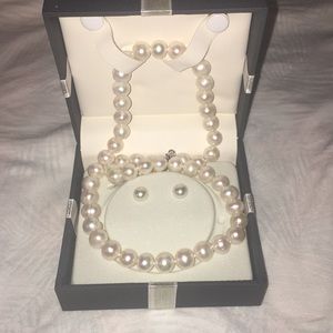 Freshwater pearl necklace & earring set ❤️